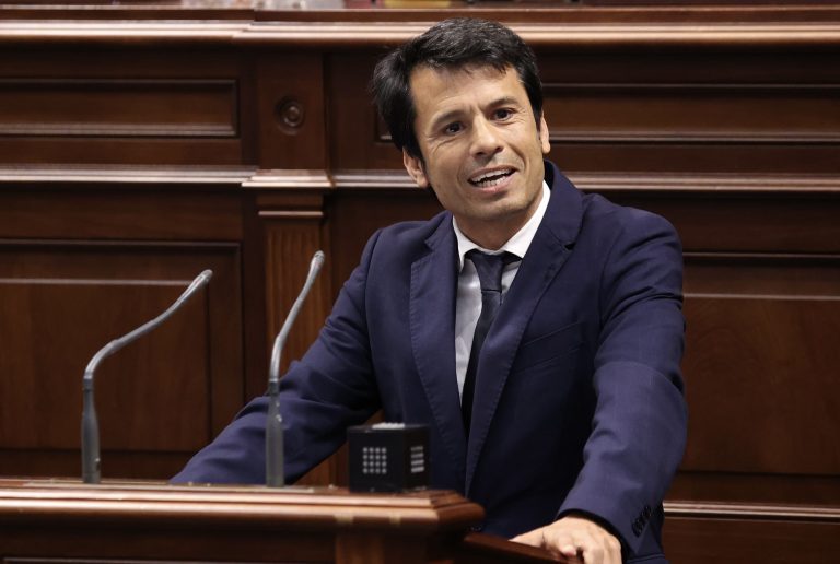 Marcos Bergaz (PSOE) en el pleno del Parlamento canario