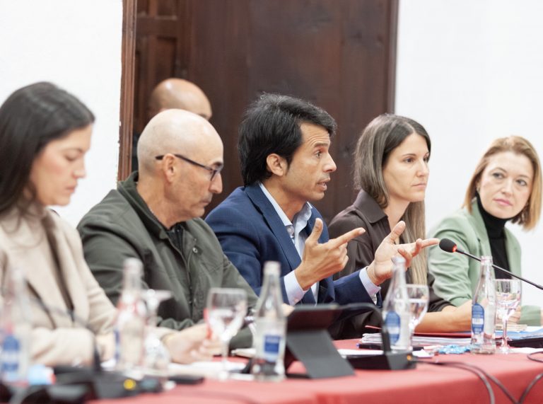 Marcos Bergaz junto a concejales socialistas en pleno de Teguise y La Graciosa