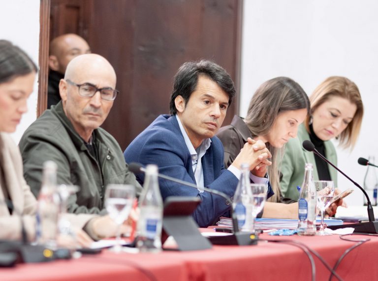 Marcos Bergaz junto con concejales socialistas en pleno de Teguise