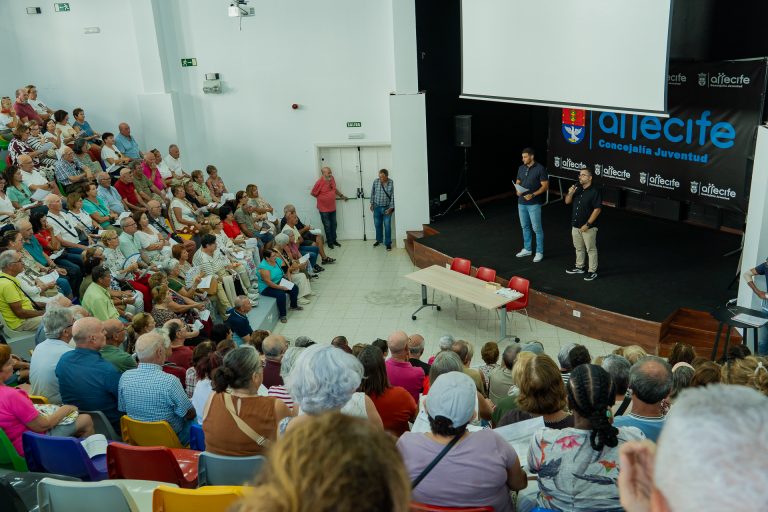 Rosmen Quevedo y Echedey Eugenio durante el último sorteo de viajes del Imserso (2)