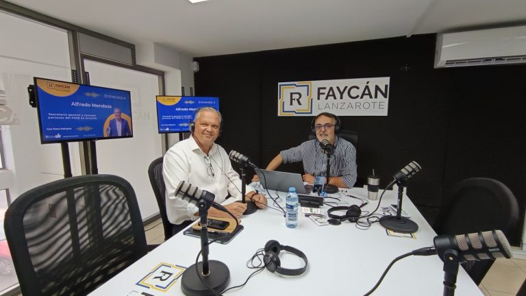 Alfredo Mendoza, portavoz del PSOE en el Ayuntamiento de Arrecife, junto a Paco Robayna en los estudios de Radio Faycán Lanzarote