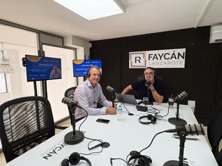 El Consejero de Aguas, Domingo Cejas, junto a Paco Robayna en los estudios de Radio Faycán Lanzarote