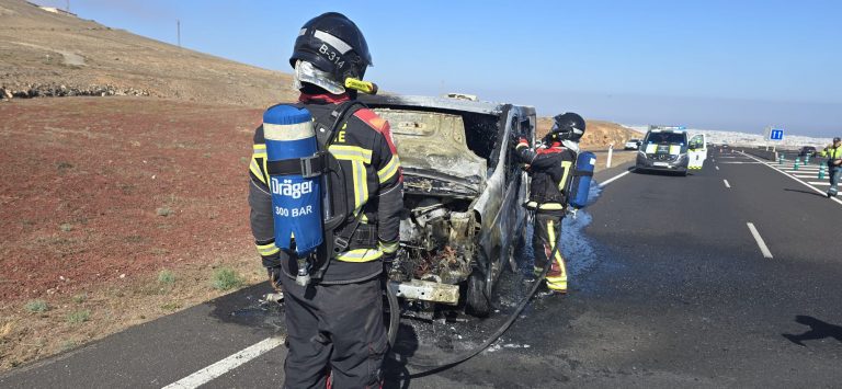 Estado en el que quedó la furgoneta calcinada en la LZ-20