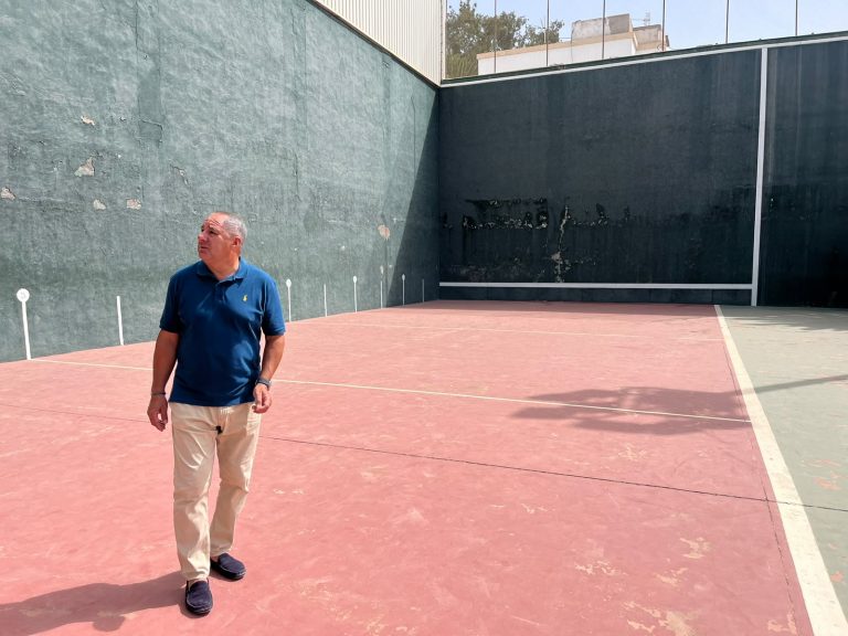 Juan Monzón en la cancha de frontón de la Ciudad Deportiva Lanzarote (2)
