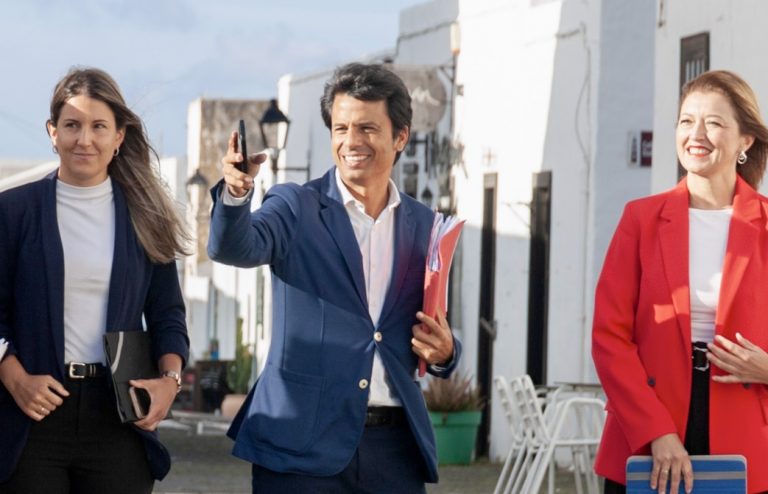 Marcos Bergaz junto con las concejalas socialistas Jenifer Galaìn y Sabina Vizcaiìno (1)