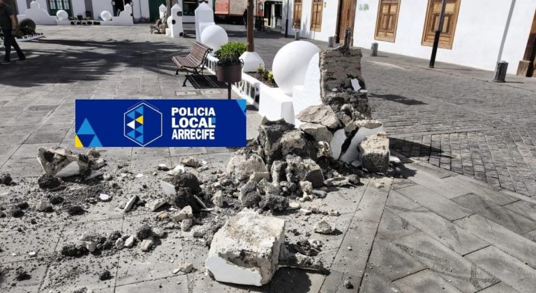 Daños provocados esta mañana en este tramo de la renovada plaza de Las Palmas, en Arrecife
