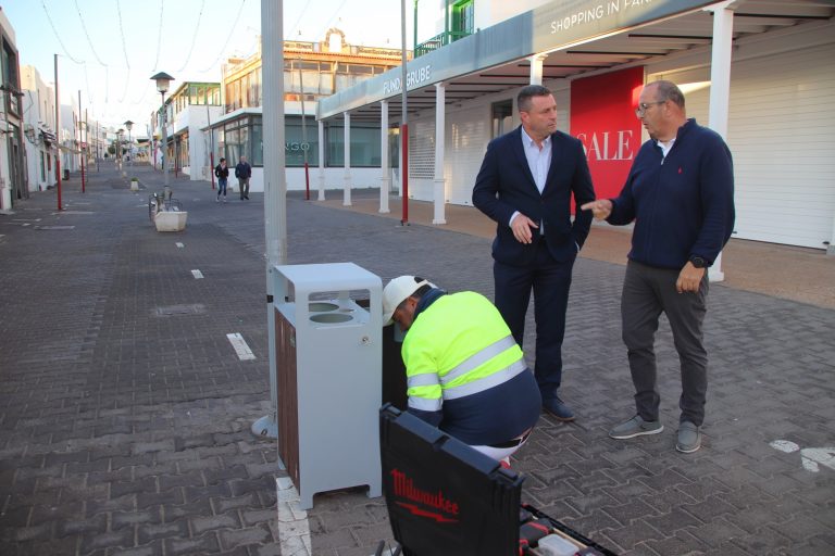 El alcalde de Yaiza y el concejal de Limpieza en una visista a la calle Limones de Playa Blanca