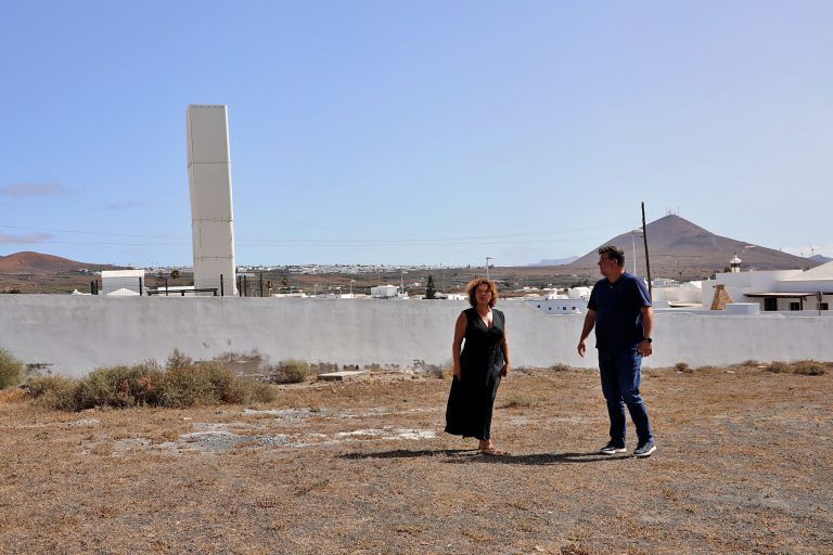 Foto El alcalde de San Bartolome?, Isidro Pe?rez y la concejala de Urbanismo, Marlene Romero