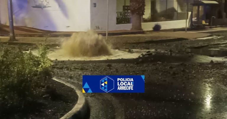 La Policía Local, presente anoche en la zona, levantó acta por vertidos de aguas fecales de la red del Consorcio, que afectó a viviendas, comercios y vía pública