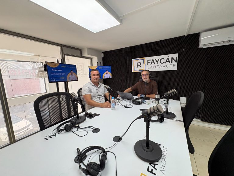 Ángel Lago, concejal del Ayuntamiento de Yaiza, en los estudios de Radio Faycán Lanzarote junto a Paco Robayna
