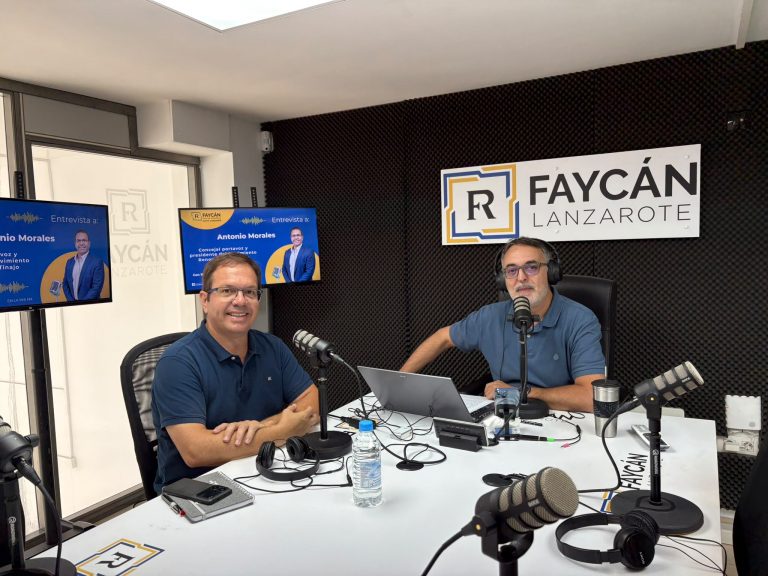Antonio Morales, portavoz del Movimiento Renovador de Tinajo, junto a Paco Robayna en los estudios de Radio Faycán Lanzarote