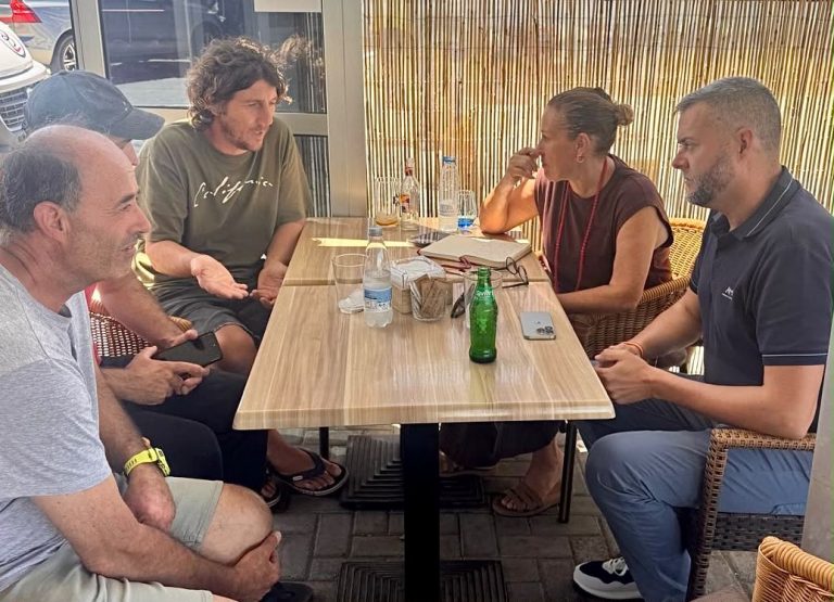 Astrid Pérez y Kiko Aparicio junto a algunos de los pescadores de La Tiñosa durante la reunión del pasado viernes