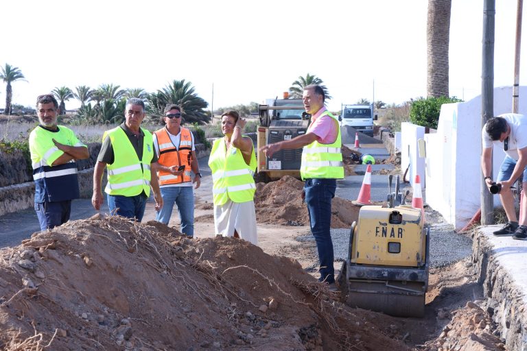 Domingo Cejas, Olivia Duque y Eugenio Robayna en las obras iniciadas en Los Valles