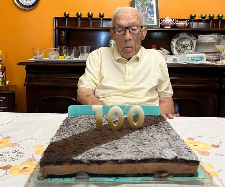 Domingo Padrón González ante la tarta de su centenario