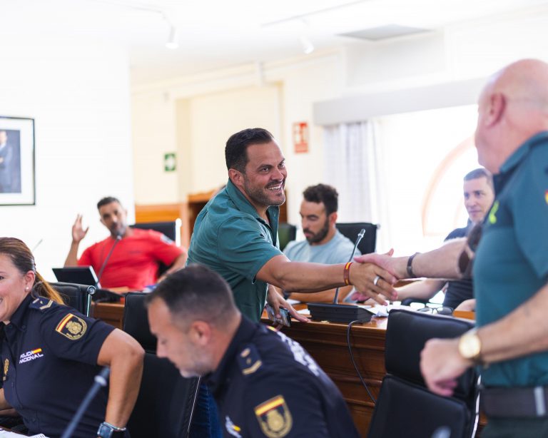 El alcalde Yonathan de León da la bienvenida a la Junta Local de Seguridad a los representantes de los Cuerpos y Fuerzas de Seguridad del Estado