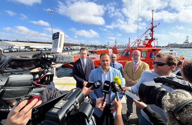 El alcalde Yonathan de León en la zona del Puerto de Arrecife por donde desembarcan los migrantes en pateras, en unas declaraciones recientes a los medios