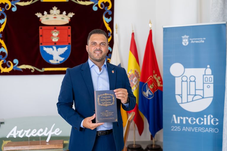 El alcalde de Arrecife Yonathan de León con la obra Cuaderno de habla popular de Lanzarote de Agustín de la Hoz, nacido en agosto de 1926