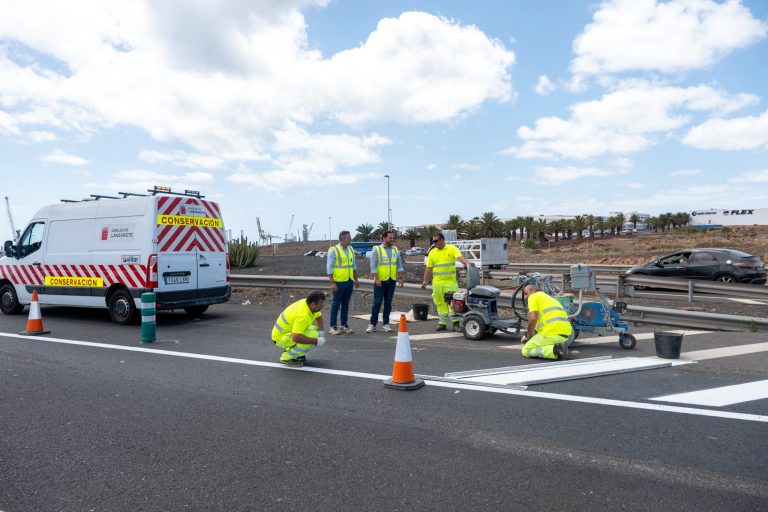 El alcalde de Arrecife Yonathan de León y el consejero de Obras Públicas, Jacobo Medina, ayer,en el cruce de Los Mármoles supervisando estas actuaciones para dar fluidez al tráfico hacia Arrecife