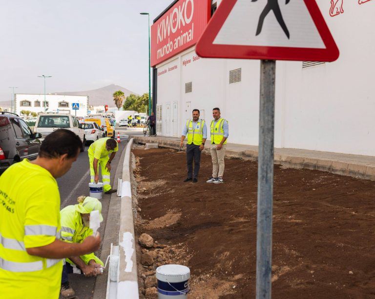 El alcalde de Arrecife Yonathan de León y el consejero de Obras Públicas, Jacobo Medina, visitan los trabajos de embellecimiento en los accesos al Hospital de Lanzarote