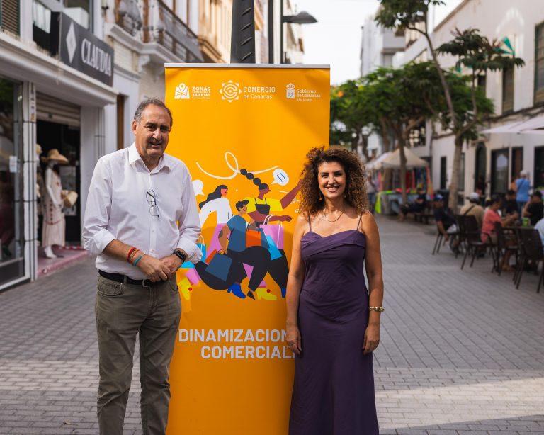 El viceconsejero del Gobierno de Canarias, Felipe Afonso, y la concejala de Comercio y Turismo de Arrecife, Eli Merino, este pasado fin de semana en la Zona Comercial Abierta de Arrecife