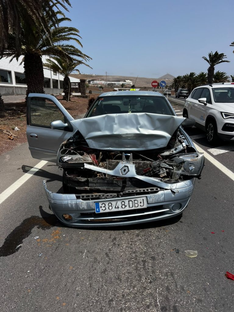 Estado de uno de los vehículos tras el accidente producido en la LZ-40