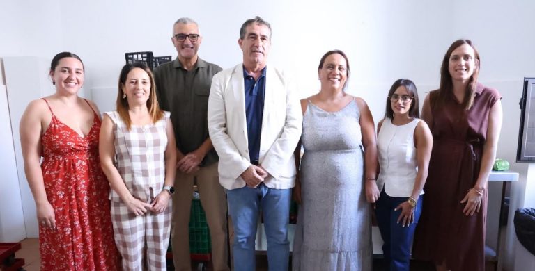 Imagen de representantes de la Asociación Flora Acoge Lanzarote junto a Marci Axuña, consejero de Bienestar Social