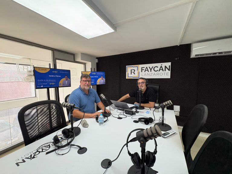 Isidro Pérez, alcalde San Bartolomé, junto a Paco Robayna en los estudios de Radio Faycán Lanzarote