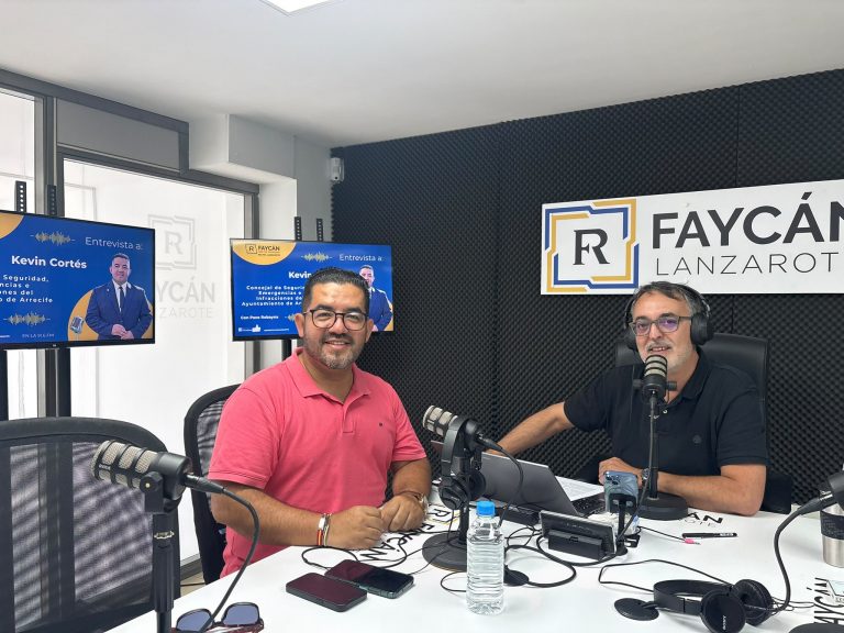 Kevin Cortés, concejal del Ayuntamiento de Arrecife, junto a Paco Robayna en los estudios de Radio Faycán Lanzarote