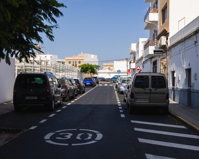 La Concejalía de Obras del Ayuntamiento de Arrecife concluye antes del inicio del curso escolar el reasfaltado de las calles aledañas al colegio Nieves Toledo, en la imagen