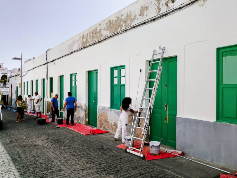 La Concejalía de Obras del Ayuntamiento de Arrecire restaura los exteriores del antiguo colegio de La Marina, exterior de La Recova Municipal