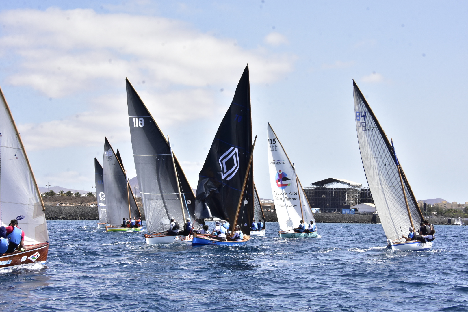 Barquillos de vela latina durante una regata en la bahía de Arrecife