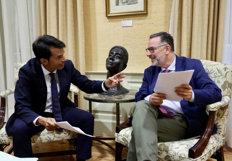 Marcos Bergaz (PSOE) junto al consejero de educacio?n Poli Sua?rez (PP) en el Parlamento de Canarias