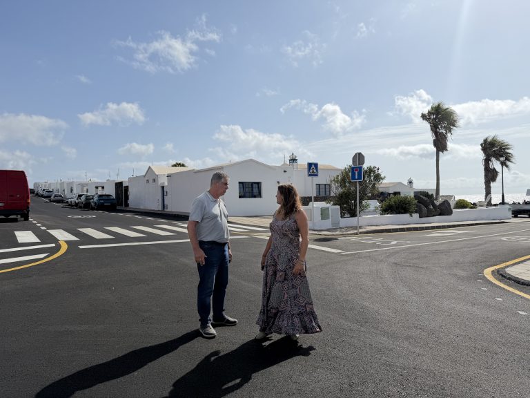 Olivia Duque y Eugenio Robayna - Asfaltado Los Cocoteros
