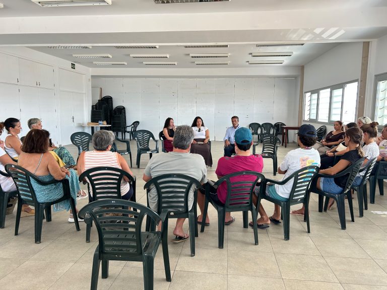 Reunión entre el ayuntamiento de Haría y los jóvenes del municipio