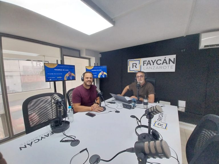 Yonathan de León, alcalde de Arrecife, junto a Paco Robayna en los estudios de Radio Faycán Lanzarote