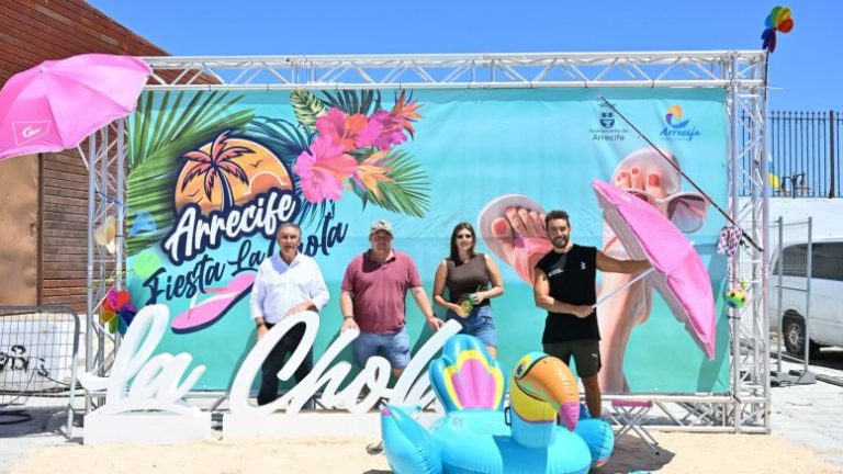 el-concejal-de-actos-y-eventos-oscar-lopez-con-varios-companeros-del-grupo-de-gobierno-de-arrecife-ayer-en-la-fiesta-de-la-chola_31_776x437