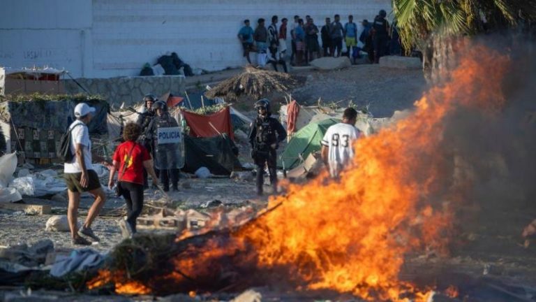pertenencias-y-mobiliario-prendido-fuego-por-los-ultraderechistas-violentos-en-ceuta-ep_4_800x450