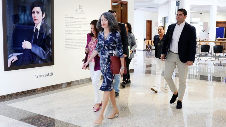 Ariagona González - Grupo socialista llegando al pleno