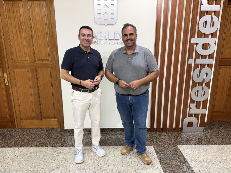 Samuel Martín y Oswaldo Betancort durante la presentación de las ayudas al sector pesquero