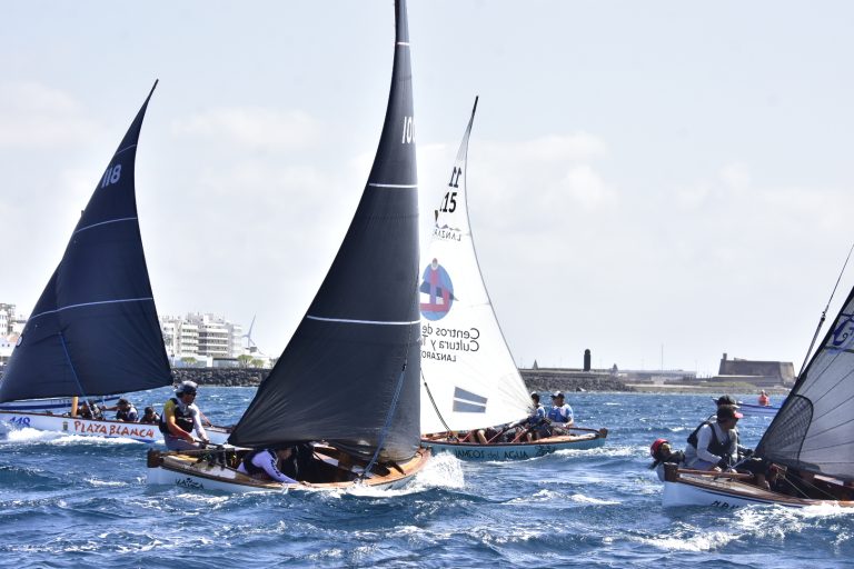 Barquillos de vela latina durante una regata en la bahía de Arrecife