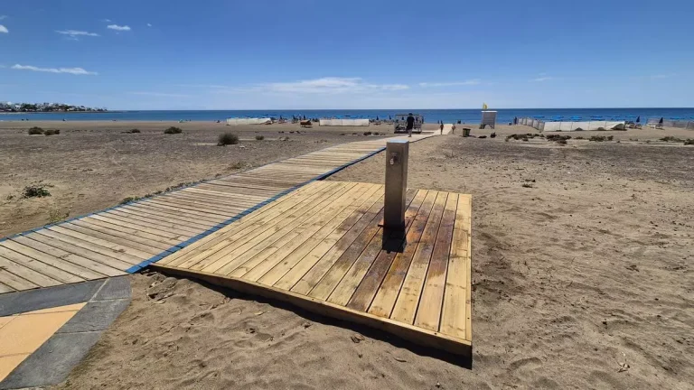 Ducha en la Playa de Los Pocillos, Puerto del Carmen