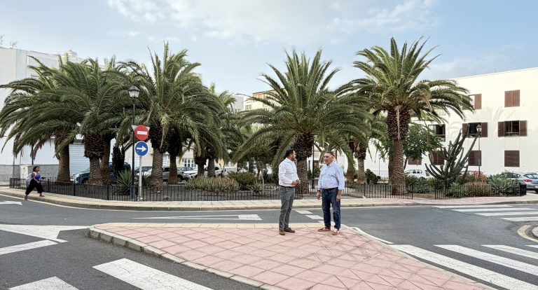 El alcalde Yonathan de León y el segundo teniente de alcalde y edil de Parques, Roberto Herbón, hoy en La Vega, junto al lugar del nuevo parque infantil que preserva la sombra natural