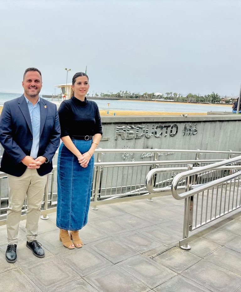 El alcalde de Arrecife Yonathan de León y la concejala de Playas, Davinia Déniz, en los exteriores de los aseos de El Reducto que ampliarán su horario de apertura