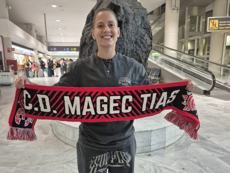 Evangelia Davlakou sostiene una bufanda del CD Magec Tías tras llegar a Lanzarote