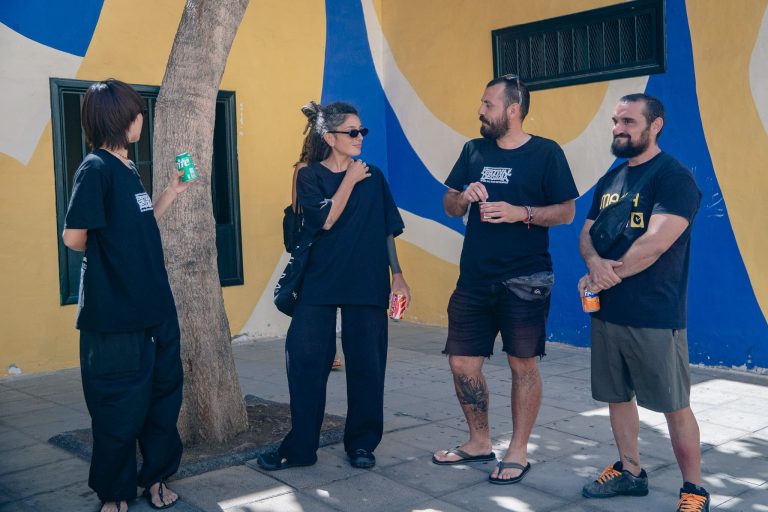 Integrantes del Festival Desidia ante uno de los murales realizados en Argana Baja