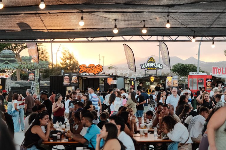 Imagen de asistencia de la I edicio?n de Burger Fest Canarias que concentro? a 15000 personas en Playa Honda