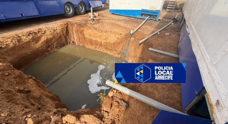 Imagen de la Policía Local de Arrecife donde se acredita vertidos de aguas fecales por la empresa del circo que son arrojados al subsuelo, tras la apertura de una gran zanja