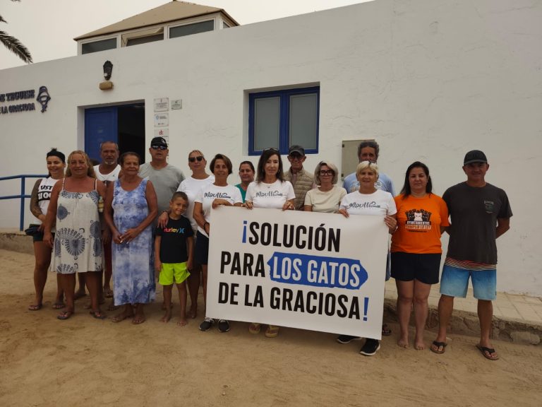 Imagen de la concentración de vecinos en La Graciosa