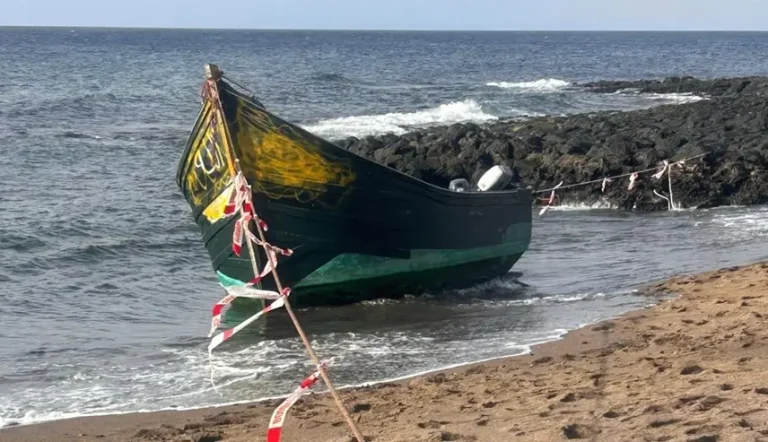 Imagen de la patera avistada en Playa Bastián