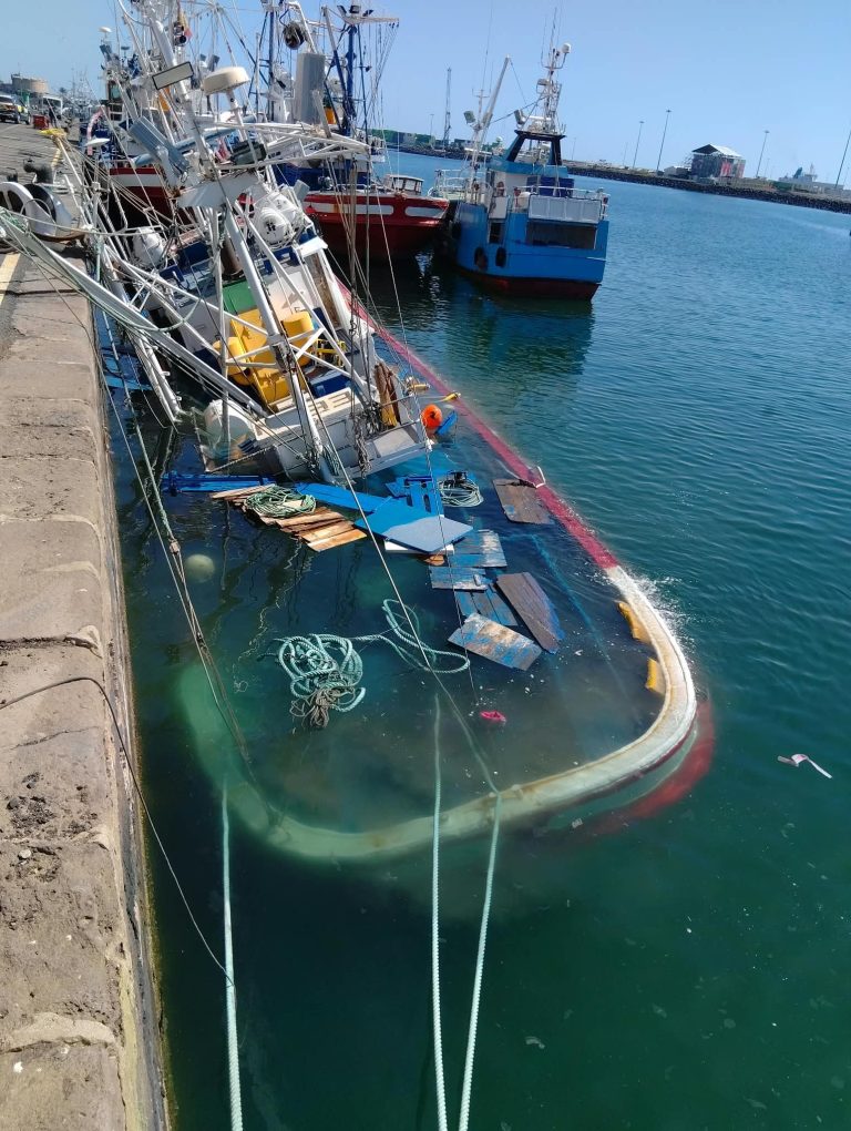 Imagen del barco hundido en Puerto Naos este martes. Fuente: Consorcio de Seguridad y Emergencia